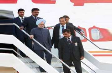 manmohan singh reaches thimphu to meet pak pm on thursday