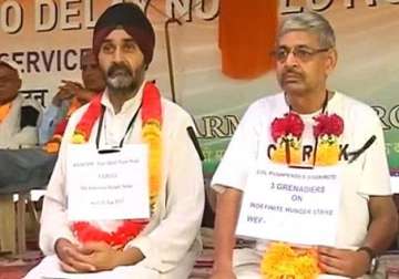 orop row two ex servicemen begin fast unto death at jantar mantar