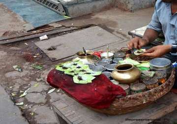 bihar paan seller offers free condoms to create awareness