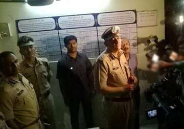 mumbai cop shoots senior dead kills self at vakola police station