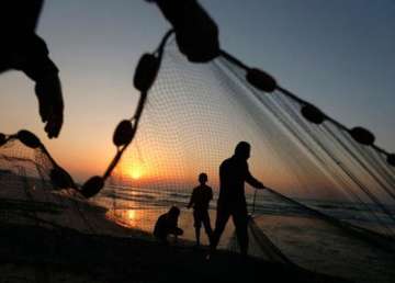 5 indian fishermen set free by lanka arrive in chennai