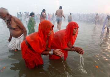 thousands take holy dip in sangam as magh mela begins