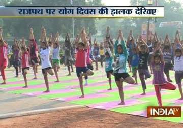 thousands participate in rehearsal for yoga day at rajpath
