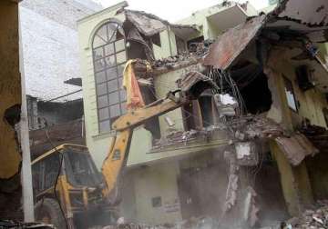 building collapse toll rises to 5 sdmc suspends 3 engineers