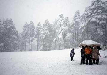 snowfall in gulmarg night temperatures rise across valley