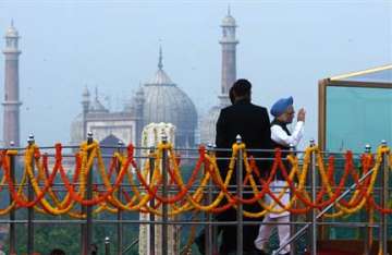 singh becomes third pm to hoist flag at red fort for 7th time
