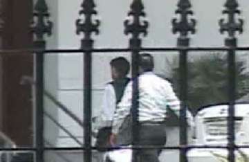 sonia meets pm on tharoor issue