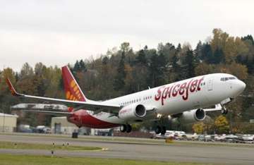 passengers protest as ac fails on spicejet plane