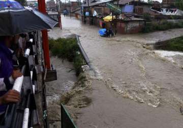 rains add to miseries of flood hit people living in tents