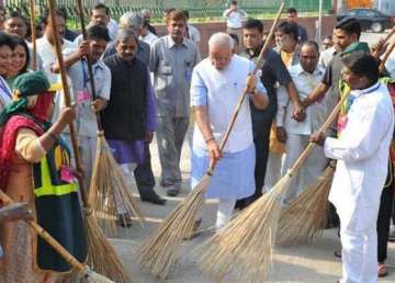 pm modi launches swachh bharat abhiyan administers cleanliness pledge to countrymen