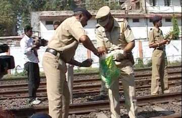 man in mumbai throws child out of a train