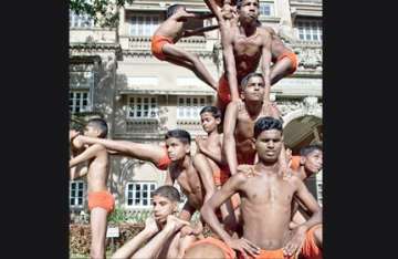 blind mumbai students build up human pyramid