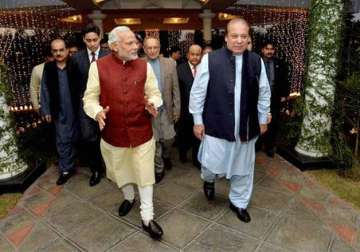 experts hail pm modi s surprise visit to pakistan