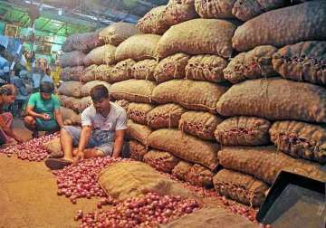 india to import 10 000 tonnes onions to check prices