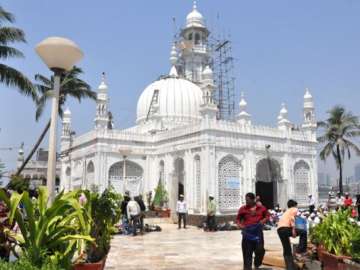 know about mumbai s famous haji ali dargah