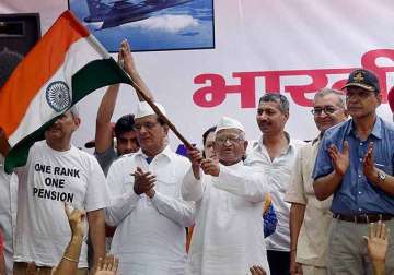 anna hazare extends support to ex servicemen over orop protests
