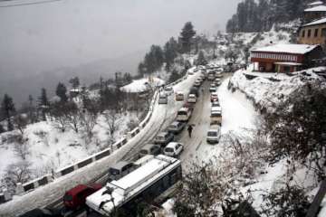 snow continues in himachal affects traffic movement