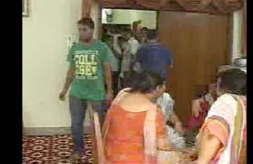 robbers loot 20 persons in delhi during chauth ceremony