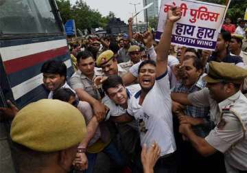 aap activists protest against delhi police