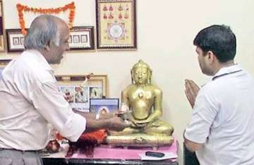 delhi police station turns temple