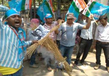 nsui protests against sushma swaraj over lalit modi row