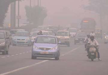 heavy pollution levels choking delhi