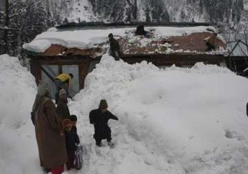 army rescues four kashmiris trapped in snow