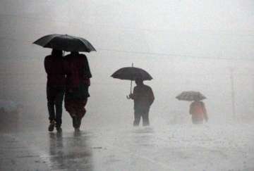 rain in himachal brings down mercury