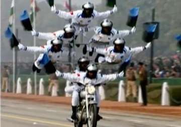 army motorcyclists leave republic day parade audience spellbound