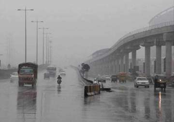 delhi witness drizzle temperature settles at 28.2 degree