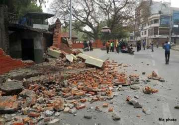 16 killed 21 injured in quake in bihar