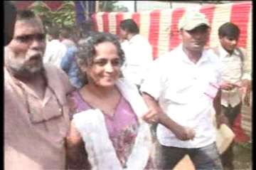 rss activists show black flags to arundhati roy in orissa 5 injured in clash
