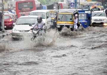heavy rain lashes delhi