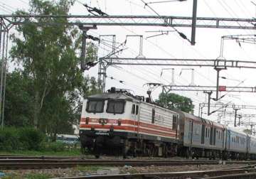 bomb scare on lucknow shatabdi express train evacuated at ghaziabad