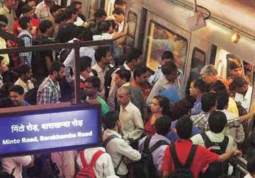 odd even 2 lakh more passengers take metro on first monday