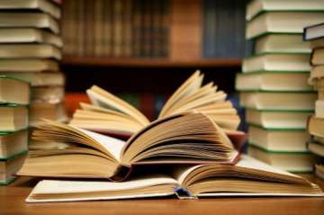 delhi government gets notice on plea against free books