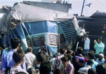 38 dead 150 injured as dehradun varanasi janata express derails at rae bareli