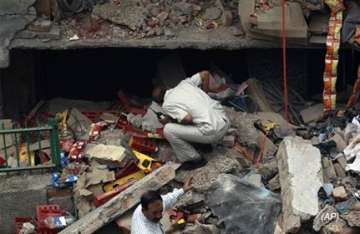 delhi govt orders judicial probe into house collapse