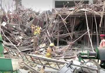 5 killed 18 injured in building collapse in tamil nadu