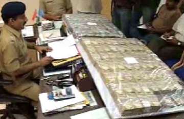 pune police seizes rs 1.5 crore cash from luxury bus