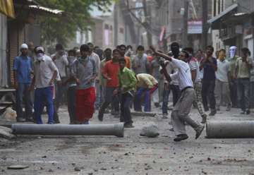 militants mixing up with crowds in valley says kashmir police
