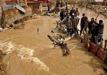 fresh rainfall in kashmir valley jhelum recedes but fear of flood lurking