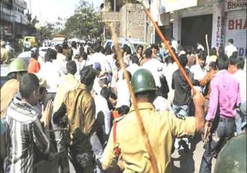 police lathicharge protesting junior teachers in up