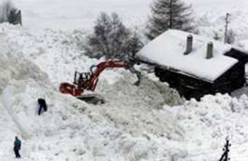 fresh avalanche in kashmir kills army jawan 14 rescued