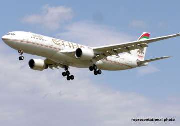 near miss by etihad emirates flights over mumbai airspace