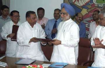 pm invited mulayam to upa dinner he regrets citing party meet