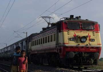 4 dead as 7 coaches of muri express derail in up s kaushambi