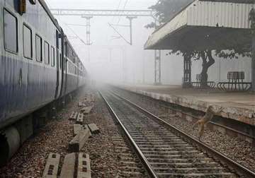 foggy morning in delhi delays over 30 trains