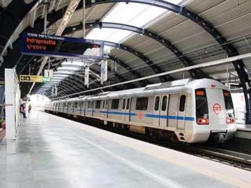 thousands stuck as snag hits delhi metro
