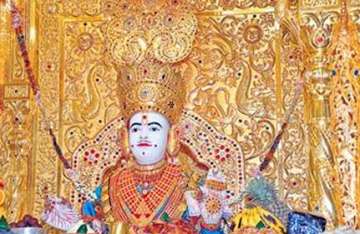 muslim devotee donates rs 1 crore crown to swaminarayan temple